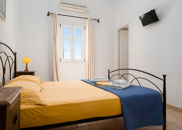 Afroditi & Aparthotel Logaras